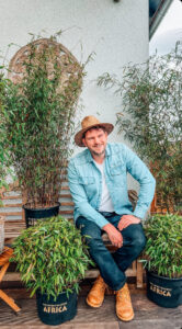 Chiel vom Gartenblog Westwoodgarden zwischen einigen seiner Bambuspflanzen